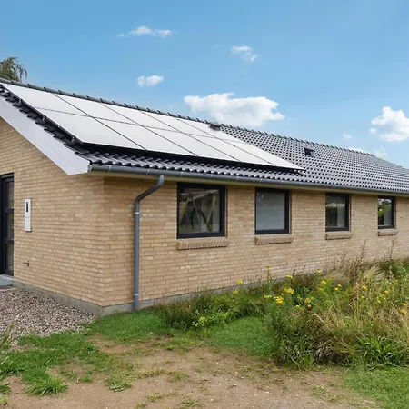 4 Bedroom Gorgeous In Holiday home *