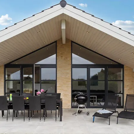 4 Bedroom Gorgeous In Holiday home *